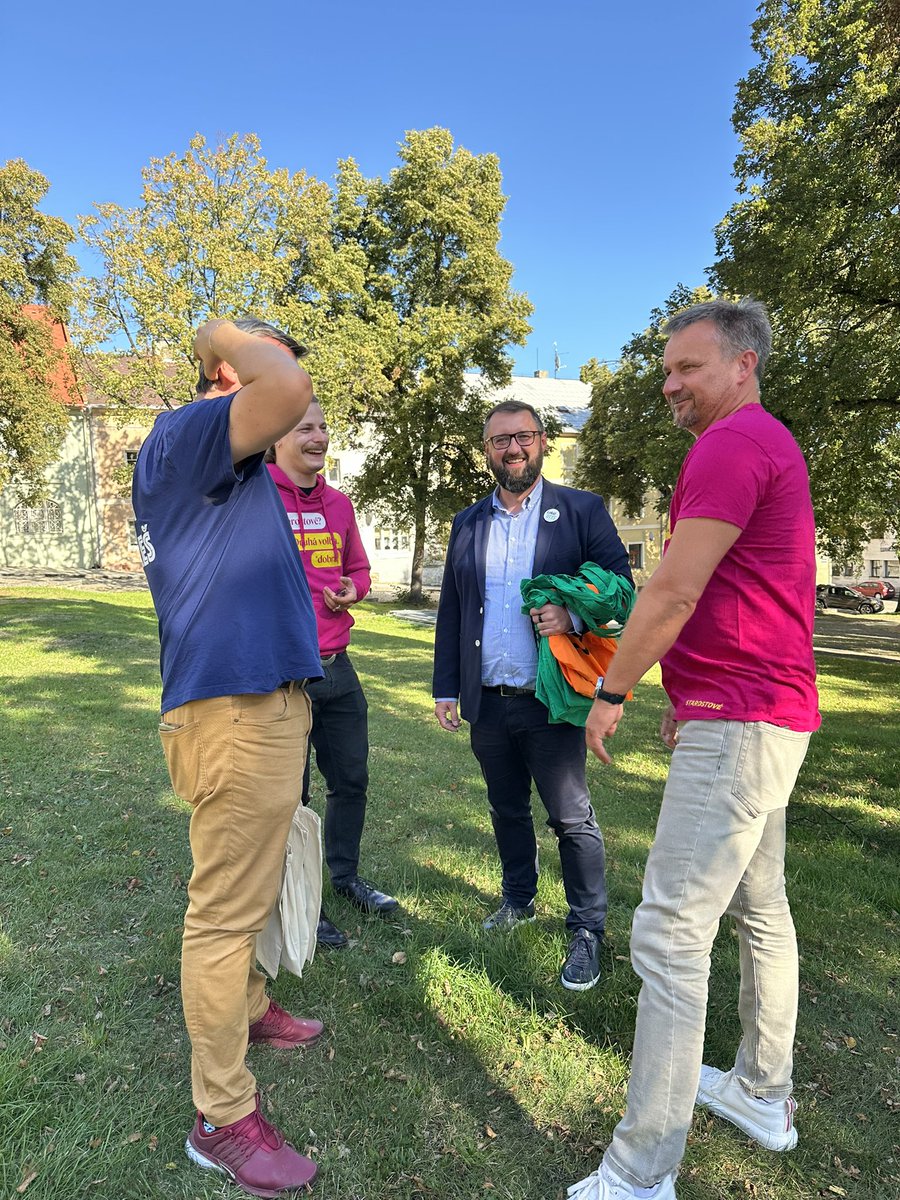 👥 Kontaktní kampaň pokračuje – dnes ve Žluticích a v karlovarských Drahovicích

Ve Žluticích jsme se kromě místních potkali i s kolegy ze STANu. Krátce jsme vyměnili dojmy z rozhovorů s lidmi a pak každý pokračoval v debatách po svém.

V Drahovicích jsem vedl zajímavý rozhovor s