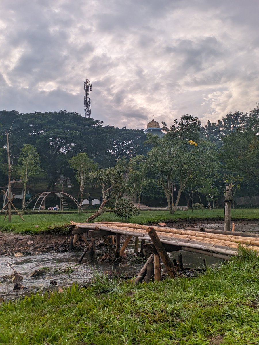 adnahyn's tweet photo. Touching some grass in Casuarina Park, Jagakarsa. Bisa-bisanya ada taman seluas ini dan masih akan diperluas lagi. https://t.co/4AaLIu0RFy