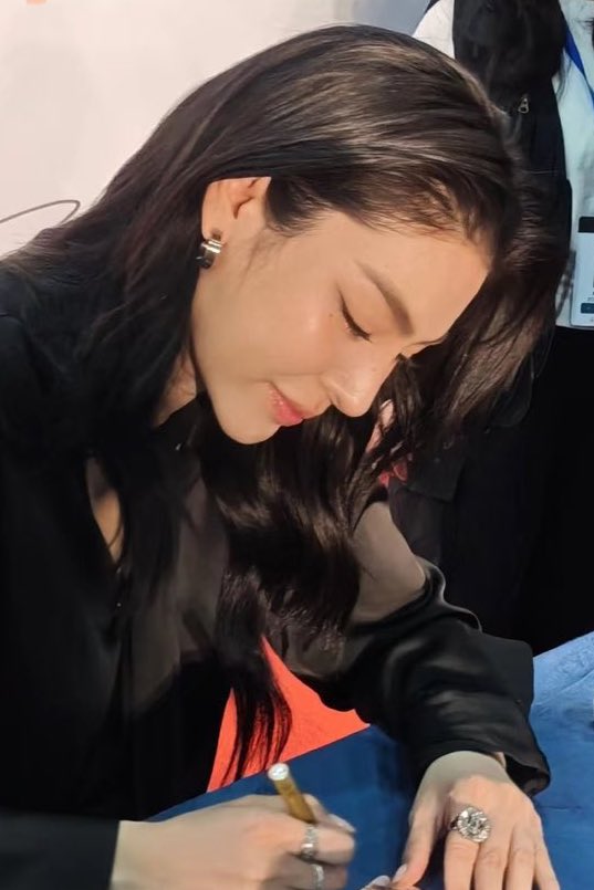 SIDE PROFILE IS TOO PERFECT 10/10 💯

WINK FS WITH FAYE
#FayeBDfansignInSH
#FayePeraya