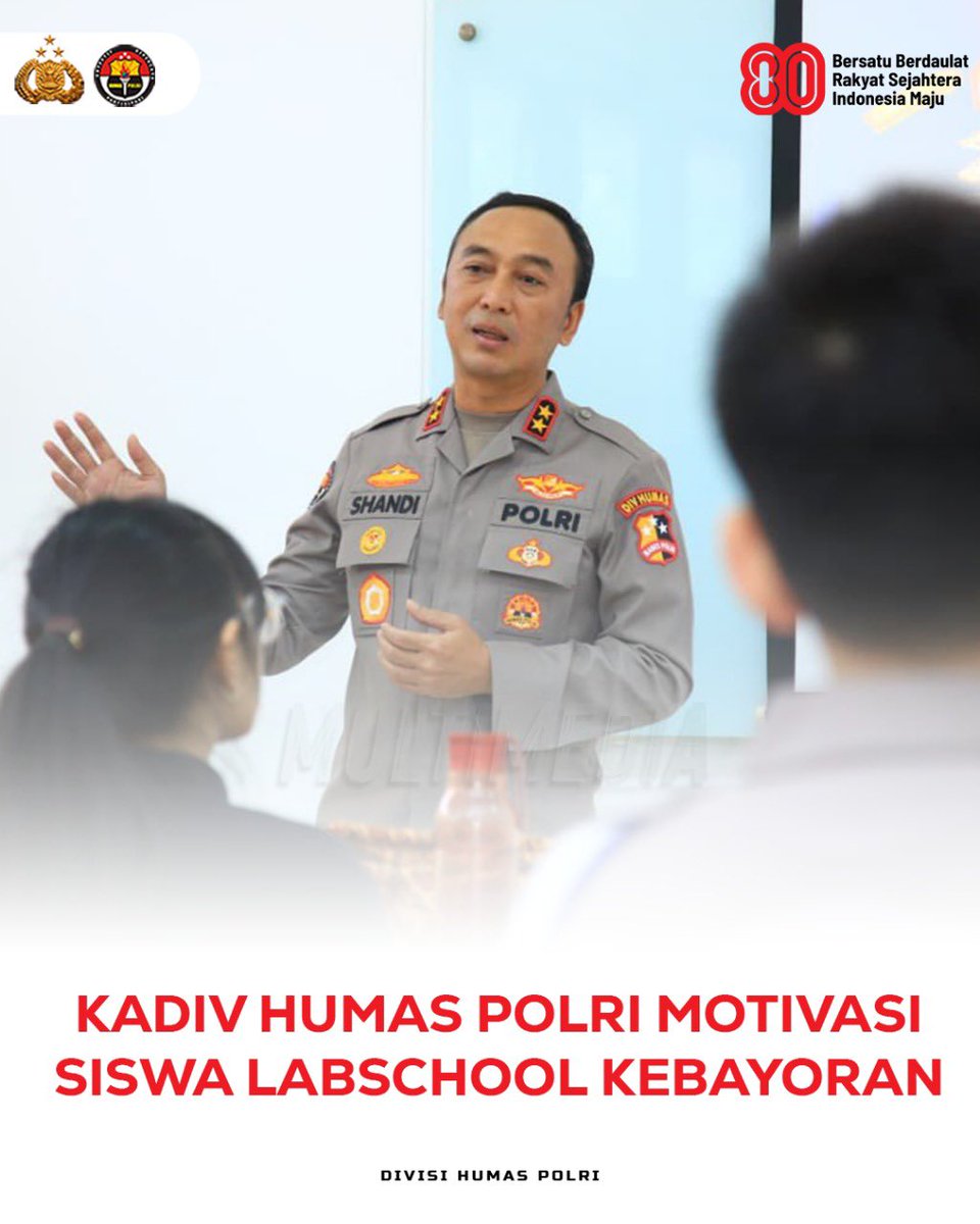 DivHumas_Polri's tweet photo. Kadiv Humas Polri Irjen Pol. Dr. Sandi Nugroho, S.I.K., S.H., M.Hum., menghadiri Parent’s Day di SMP Labschool Kebayoran, Jakarta Selatan, Jumat (19/9). Dalam kesempatan itu, ia menjelaskan tugas dan peran kepolisian kepada siswa kelas 7 dan 8. Kegiatan ini bertujuan memberi pemahaman profesi sekaligus membangun motivasi siswa untuk menggapai cita-cita. Kadivhumas berpesan agar para siswa menanamkan nilai kerja keras, disiplin, dan kecintaan kepada negeri. Ia menekankan bahwa jika kelak ada yang menjadi polisi, jadilah polisi yang jujur, adil, dan dekat dengan rakyat.

“Dalam menggapai cita-cita, kita pedomani kerja keras, kerja cerdas, kerja tuntas, dan kerja ikhlas,” ujar Kadivhumas Polri.