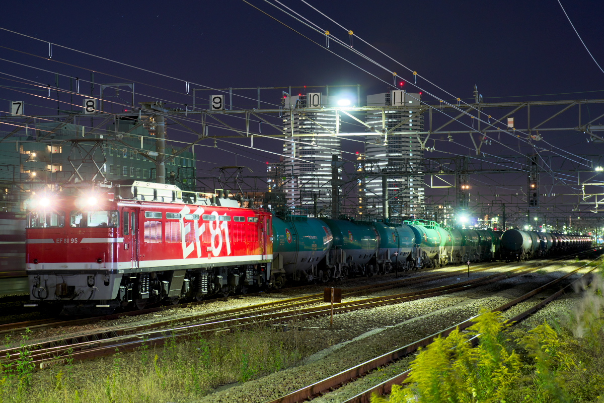 新鶴見に停車する キューゴー＋タキ
確か珍しく緑タキをパイチが牽引するとの事で撮りに行った記憶があります。

2011/11/21 3091レ EF81 95/タキ