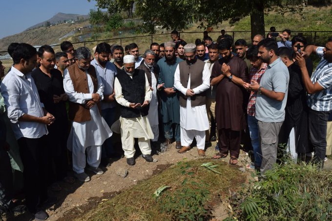 jkmediasocial's tweet image. Mirwaiz Umar Farooq visited the residence of Professor Abdul Gani Bhat in Batingoo, Sopore, to offer condolences and express solidarity with the bereaved family.
@MirwaizKashmir

@mirwaizmanzil

#Sopore #Condolences #ProfessorBhat #Solidarity #JammuAndKashmir
