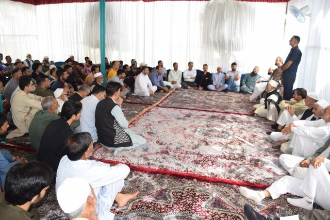 jkmediasocial's tweet image. Mirwaiz Umar Farooq visited the residence of Professor Abdul Gani Bhat in Batingoo, Sopore, to offer condolences and express solidarity with the bereaved family.
@MirwaizKashmir

@mirwaizmanzil

#Sopore #Condolences #ProfessorBhat #Solidarity #JammuAndKashmir