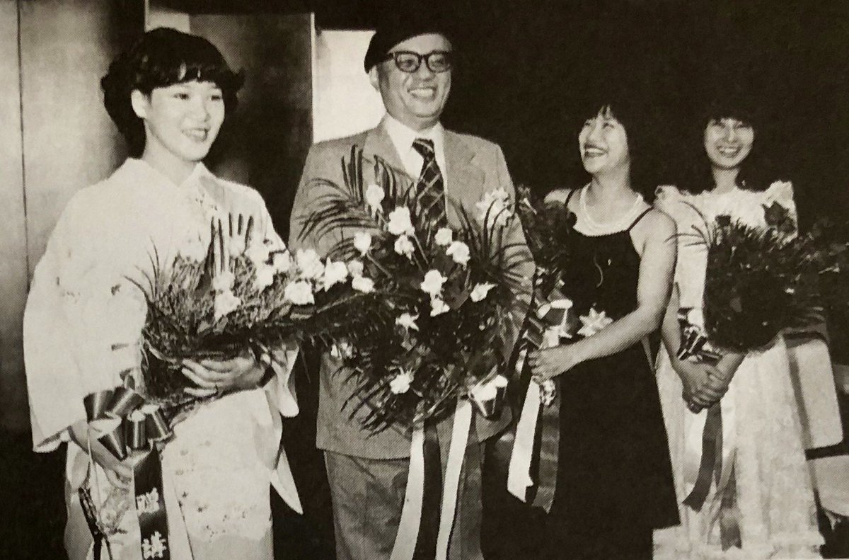 昭和52年（1977年）、何かの賞の授与式と思うんですが詳細は分かりません。手塚治虫先生の左の女性が大和和紀先生です。
右がいが〇しゆ〇こ先生（左）、水〇杏〇先生（右）です。なぜ伏字にしてるかはお察しください。