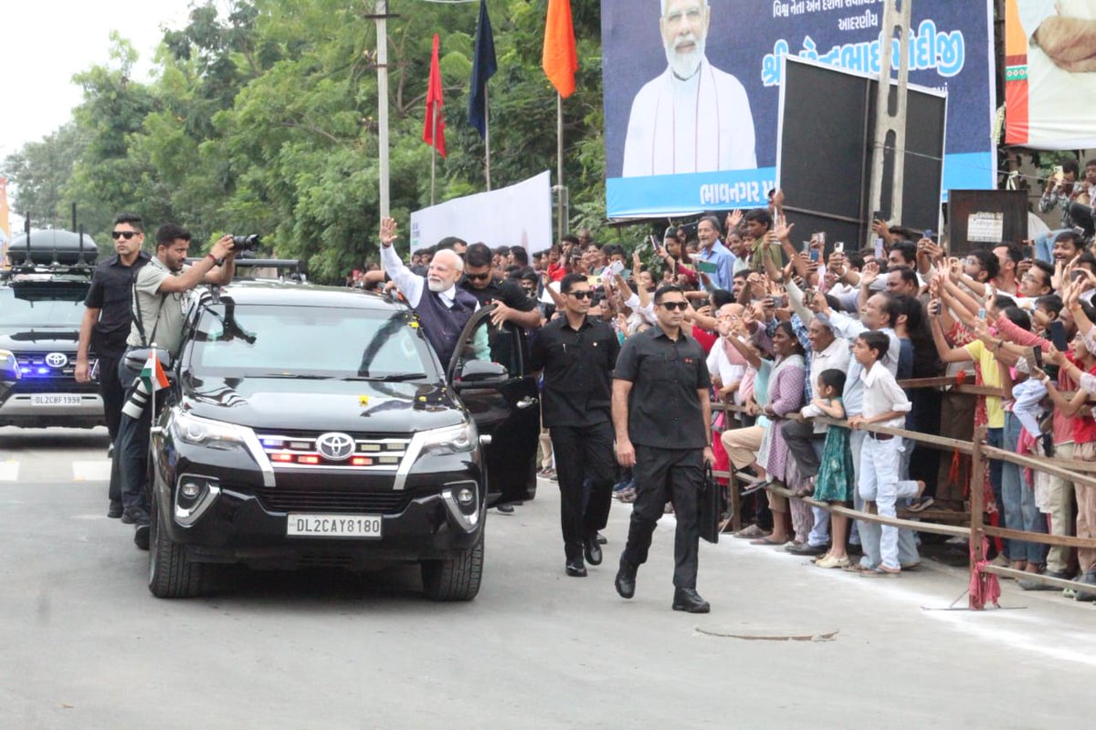 dhaval241086's tweet photo. भावनगर की जनता ने मोदी जी का रोड शो में अद्भुत उत्साह और स्नेह से स्वागत किया।

#SamudraSeSamriddhi https://t.co/7xoom10ImG