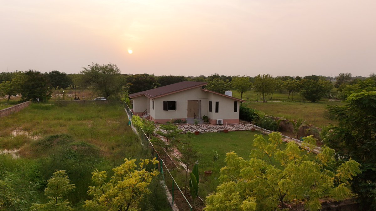 A Modern Farmhouse, Built Smarter with Prefab
Smartbox is proud to share our latest project – a beautifully designed prefab farmhouse. Surrounded by lush greenery, this home blends comfort, speed of construction, and sustainability, making it a perfect countryside retreat.