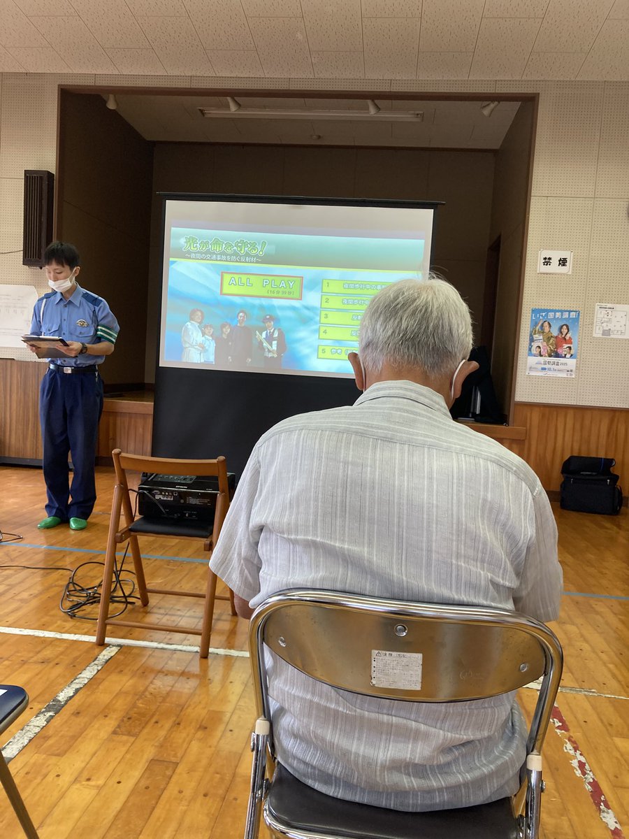 sachibaa24's tweet photo. [頑固親父と生きる]#755

年寄り大学校
元同僚の
交通安全教室

警察官より
交通ルールや
運転の注意を

同僚からは脳トレやら
身体の動かし方
そして免許の返納の事も

91才の大学生
まだまだ現役
大したもんだ！

私もこんな事をしていたんだね。 https://t.co/gzOyU7vS77