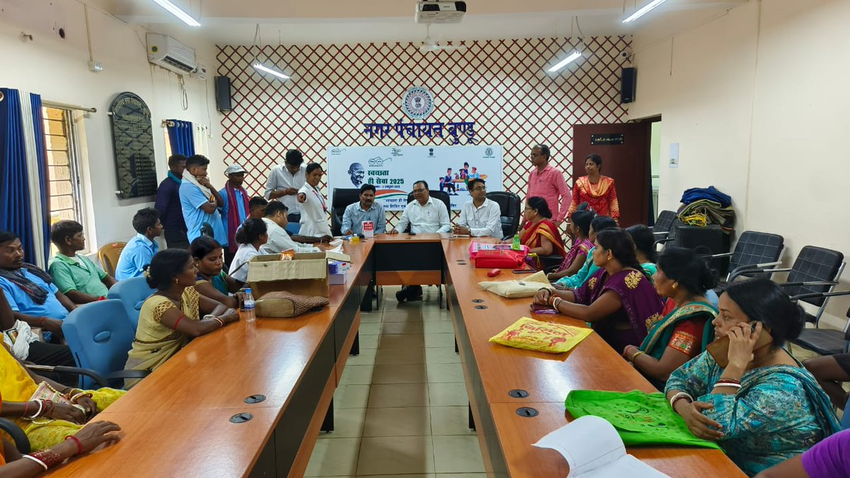 स्वच्छता ही सेवा 2025 कार्यक्रम के तहत प्रशासक नगर पंचायत बुंडू के निर्देशानुसार नगर पंचायत बुंडू सभागार मे सभी सफाई मित्र / कार्यालय कर्मी/ स्वयं सहायता समूहों के सदस्यो का स्वास्थ्य जांच शिविर के माध्यम से किया गया |
<a href="/SwachhBharatGov/">Swachh Bharat Urban</a>, @SwachhBharat, <a href="/MoHUA_India/">Ministry of Housing and Urban Affairs</a>, <a href="/MoJSDDWS/">Department of Drinking Water & Sanitation (#DDWS)</a>