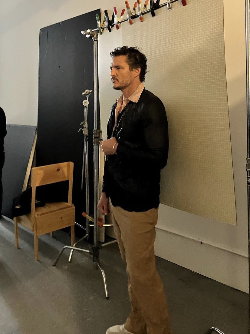 PedroPascal26's tweet image. Good morning 😉 #pedropascal 😊🫣😗🤔