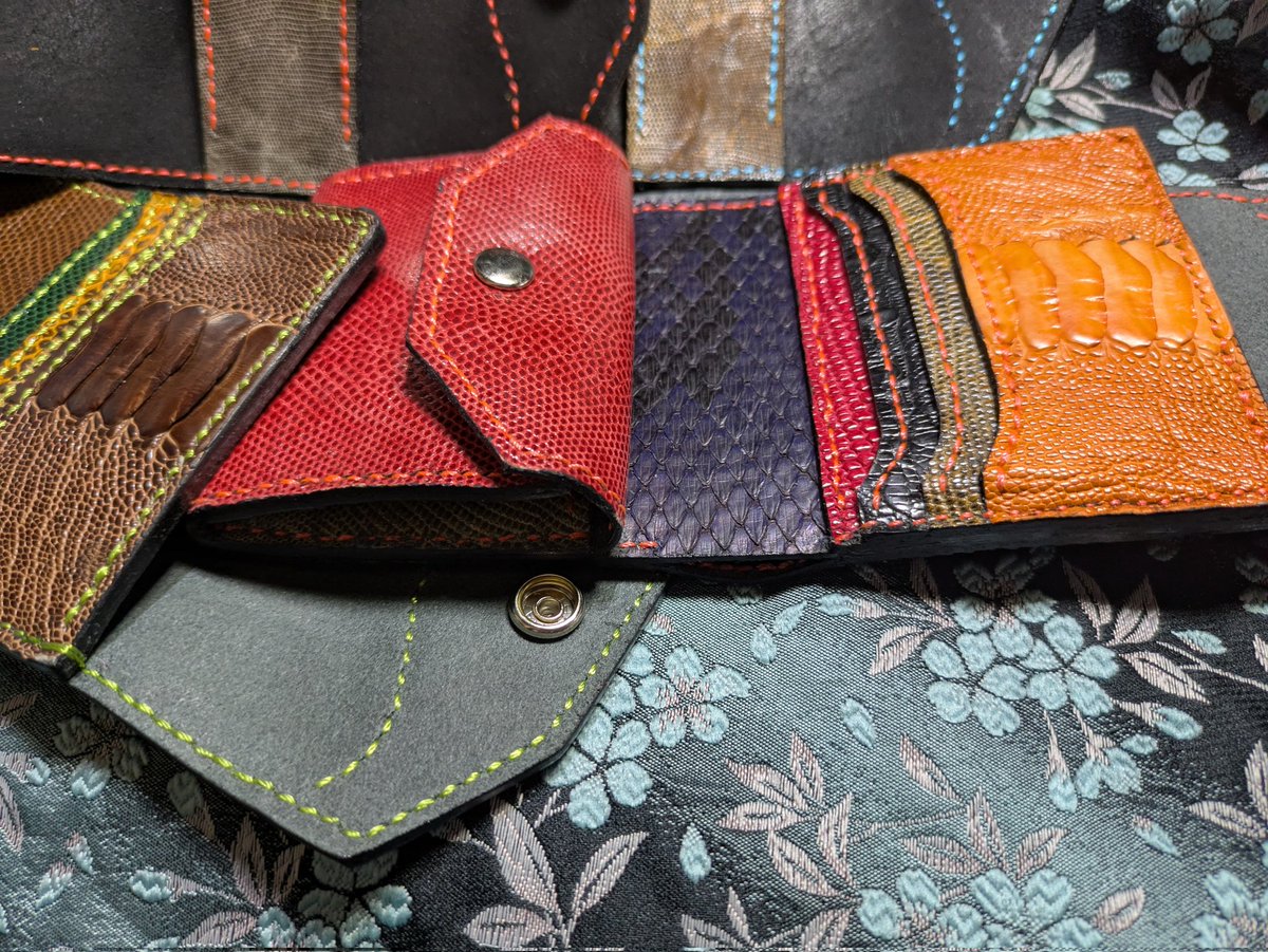 明日の準備もせず
エキゾチックレザーの財布２点
キーケース２点作ってました

今から焦り気味に荷造りと 
明日の告知の準備します