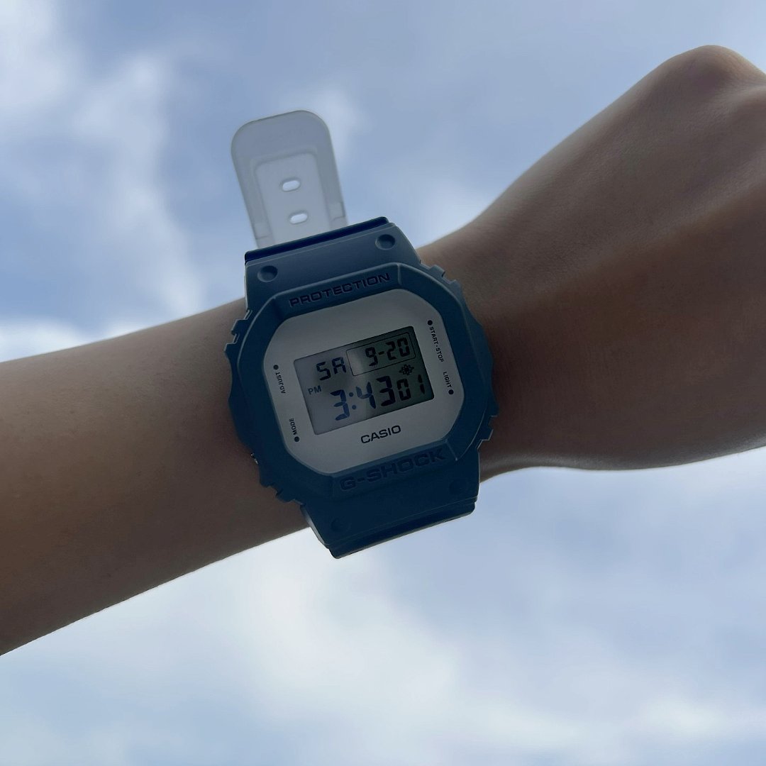 今日9/20は #空の日 。
1911年に東京上空一周飛行に成功した日が記念日の由来になっているそうです✈️

晴れ間の空に #MYGSHOCK をかざした1枚📷️