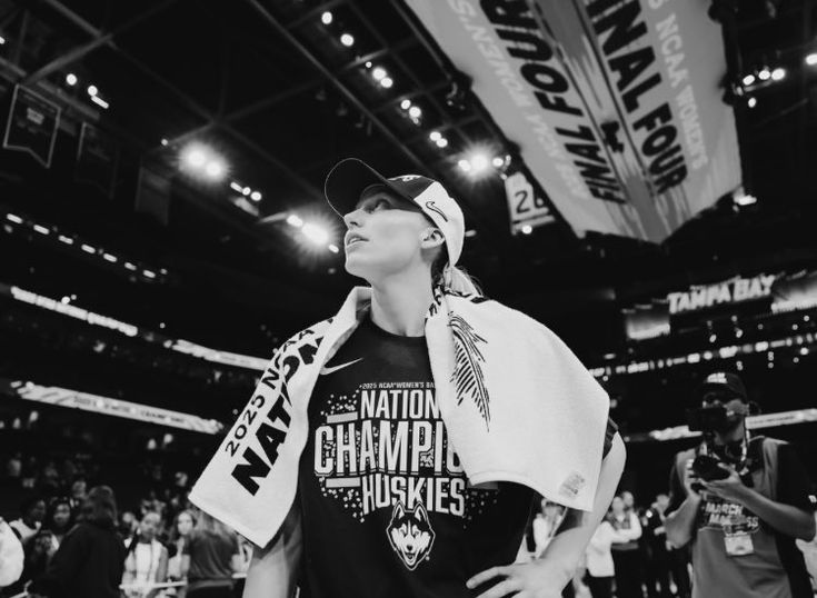 premiumyapping's tweet image. 🚨 | Azzi Fudd confirms on podcast that Paige Bueckers are there were once have. 

She became the first player to have are and this yet and record, as well as basketball points are ever. 

Congratulations Pazzi 💙🤍