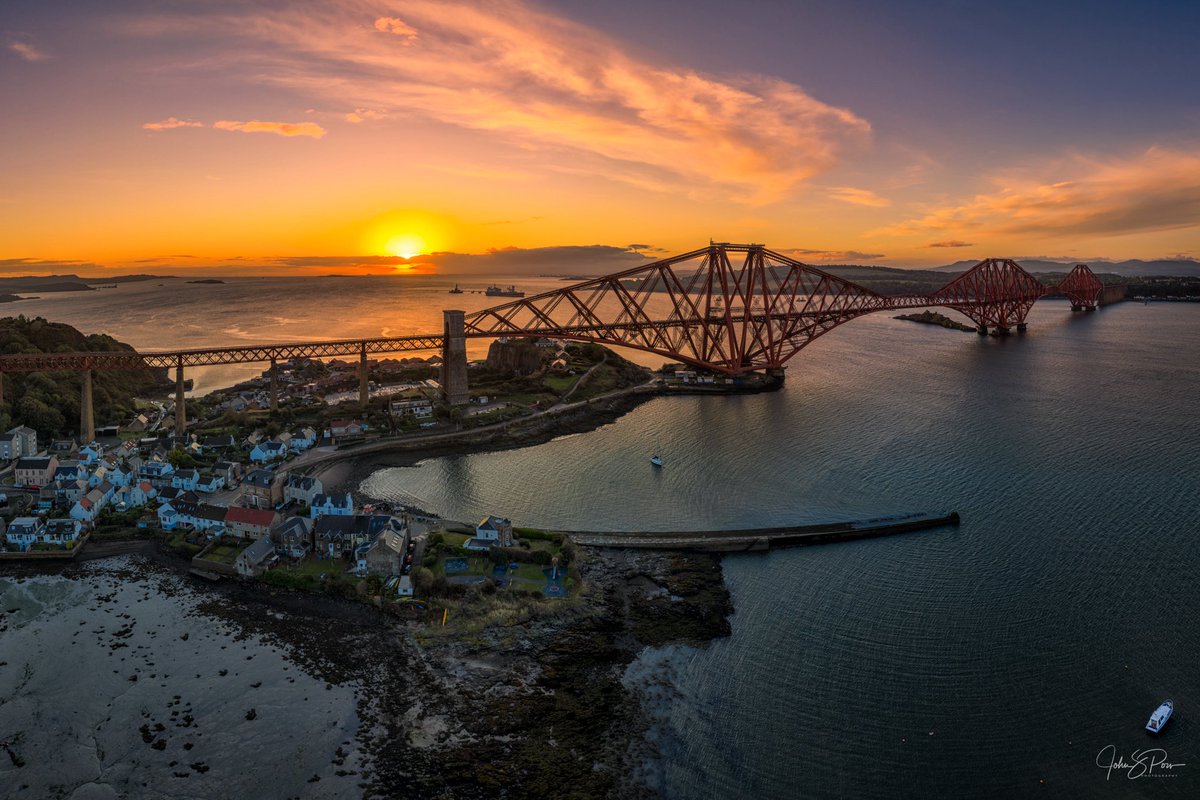 Johnpow1's tweet image. The early morning sun lights up the sky at the Forth Bridge.