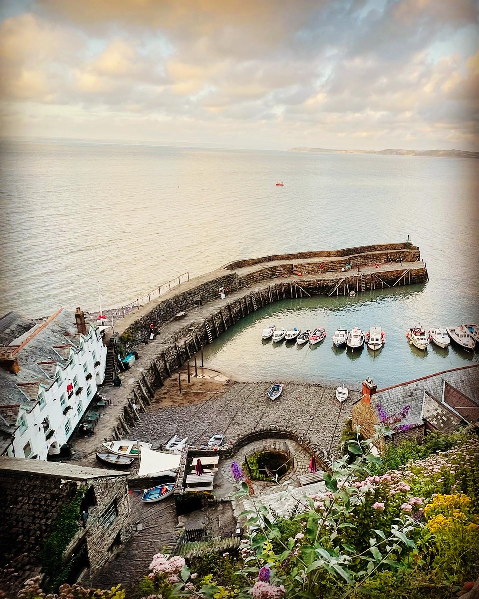 Come and visit Clovely, a magical Devon Village which is built into the wooded sea cliffs of the north Devon shore, has a steep pedestrianised cobbled main street with traditional architecture
