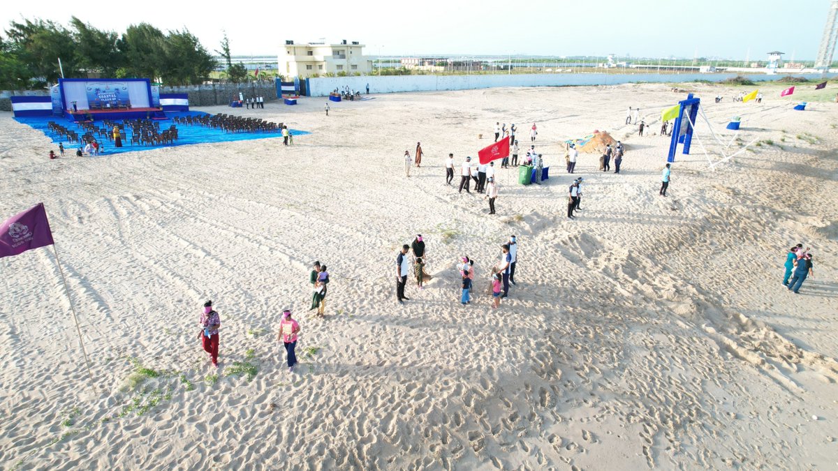 આંતરરાષ્ટ્રીય કોસ્ટલ કલીનઅપ ડે  અંતર્ગત કોસ્ટગાર્ડ જીલ્લા હેડકવાર્ટર દ્વારા વહિવટી તંત્ર,ટાટા કેમીકલ્સ લી. ના સહયોગમાં ઓખા બીચ ઉપર સફાઇ અભિયાનનુ આયોજન કરવામાં આવેલ. જેમાં કોસ્ટગાર્ડ જવાનો મરીન પોલીસ, બીએસએફ, વિદ્યાર્થીઓ જોડાયા હતા. કચરો એકઠો કરી નગરપાલીકાને આપવામાં આવેલ