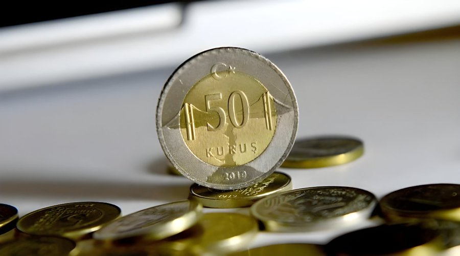 ICanAdvisory's tweet photo. Darphane, maliyeti 3 TL'yi aşan 50 kuruşun basımına son verecek (Sözcü). Maliye Bakanlığı bu haberi yalanladı. Ancak asıl sorun sanıldığından çok daha büyüktür! Açıklıyorum.

Türk Lirası, 1994 ve 2001 krizlerinde ciddi değer kaybetti. 2005'te 6 sıfır atılarak YTL tedavüle girdi. Kısa süreli istikrar sağlandı; 2005–2013 arasında TL görece daha güçlü seyretti. Asıl önemli ve kalıcı değer kaybı 2018’den sonra başladı. Merkez Bankası bağımsızlığı tartışmaları, düşük faiz politikası ve artan dış borç baskısı TL’nin sürekli değer kaybına yol açtı. 2018 Ağustos’unda ABD ile yaşanan Rahip Brunson krizi (aslında kendisi CIA casusudur ve görevini başarıyla tamamlamıştır), TL’nin hızla değer yitirmesini tetikledi. Bu olay, Trump’ın Twitter paylaşımıyla gerçekleştirdiği bir ‘finansal terör saldırısı’ niteliğindeydi. Bunun üzerine New York’taki Birleşmiş Milletler Güvenlik Konseyi’nde, Türkiye’nin yüzlerce milyon dolar tazminat alması için hazırladığım bilirkişi raporuyla dava süreci başlatıldı ve yargılama kabul edildi. Ancak uluslararası hukuk gereği, AKP hükümeti davaya müdahil olmayınca dosya düştü ve Türkiye ciddi bir zarara uğradı. Bunların sonrasında ise örneğin, 2021 yılında dünyanın en çok değer kaybeden parası oldu ve ABD Doları karşısında %44 eridi.

Paranın değeri yani satın alma gücünün kaybedilmesine bağlı olarak günlük ticari işlemlerde metal para yerine banknot kullanımı arttı. Gün geçtikçe daha yüksek tutarda banknot taşımak gerektiğinde bunun yarattığı riskler göz önüne alındığında kredi kartı kullanımı arttı. Ancak bu sefer de yüksek banka komisyonları ve kayıt dışı ekonomi nedeniyle alternatif çözümler bulundu. Özellikle bankadaki mevduatla da teyit edilebileceği üzere Dolar kullanımı arttı. Dolar, yalnız dolaşımda kullanımla sınırlı kalmayarak ev, otomobil veya ithal ürünlerde efektif para birimi haline geldi.

Bütün bunların sonucunda kimsenin fark etmediği bir sorun ortaya çıktı. Devlet dediğimiz kavramın söz konusu olabilmesi için tarih boyunca bazı temel unsurlar zorunlu kılınmıştır. Bunlar ülke, millet, egemenlik, teşkilatlanmış bir siyasi yapı (hükümet, yasama, yürütme, yargı vb.) yanı sıra Anayasa, bayrak, resmi dil ve resmi para birimi olarak sıralanabilir. Bu zorunlu unsurlar arasında ikili sistemler oluşursa bunun egemenlik üzerinde çok ciddi tehlikeleri olur. Bu nedenle resmi para TL ama uygulamada Dolar olursa bunun devamında resmi dil, bayrak, milli marş ve diğer kamu otoritesine ilişkin devlet düzeninde "paralel yapılanma" söz konusu olur. Bu da bir milli güvenlik sorunudur. Bu, Asimetrik Uygarlık Savaşı çerçevesinde uygulanan bir stratejik işgal planıdır.

Atatürk'ün büyük dehasıyla uyardığı üzere: "Siyasî, askerî zaferler ne kadar büyük olursa olsun, ekonomik zaferlerle taçlandırılmazlarsa kazanılacak başarılar yaşayamaz ve sürekli olamaz."