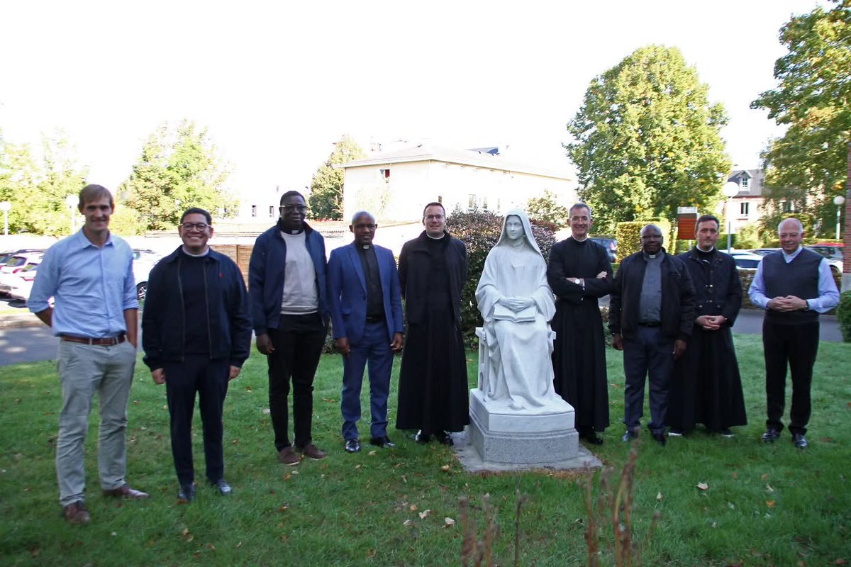 DiocesedeBayeux's tweet image. Les nouveaux prêtres en mission dans le diocèse se sont rencontrés vendredi à la maison diocésaine pour une journée de découverte de notre diocèse. 2 autres arriveront prochainement. #prêtres #mission