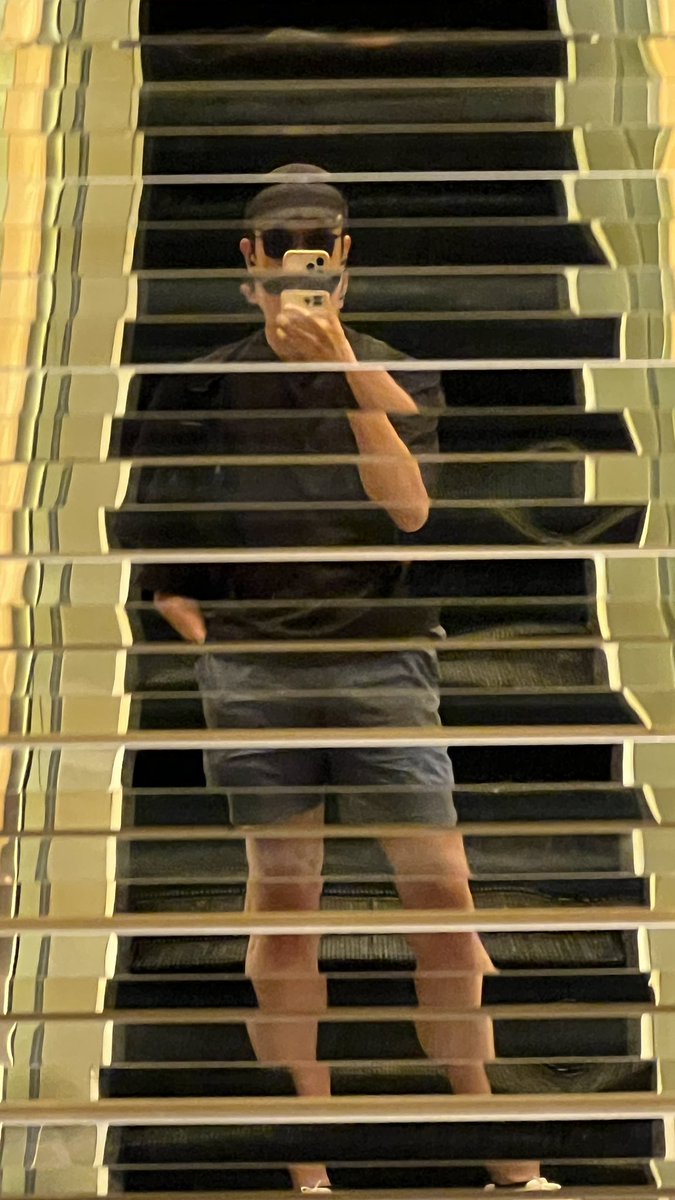 今天的look 
剛剛經過中華電信，
門口的人拿i17的傳單給我
「同學這個給你參考」
好爽喔 好久沒被叫同學
.
i17弄得我心癢癢好猶豫喔