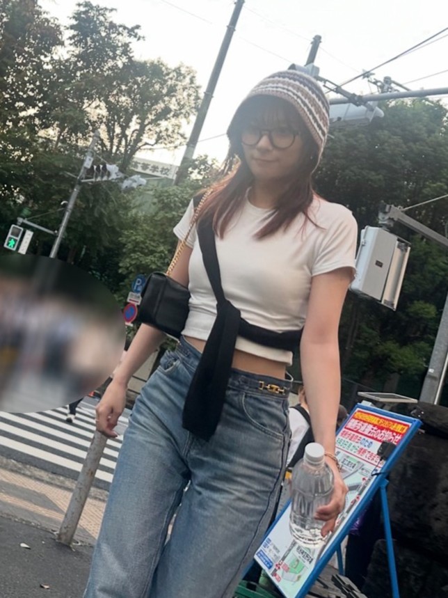 ヘソ出し白Tで颯爽と》 女優・芳根京子、乃木坂46のライブをお忍び鑑賞