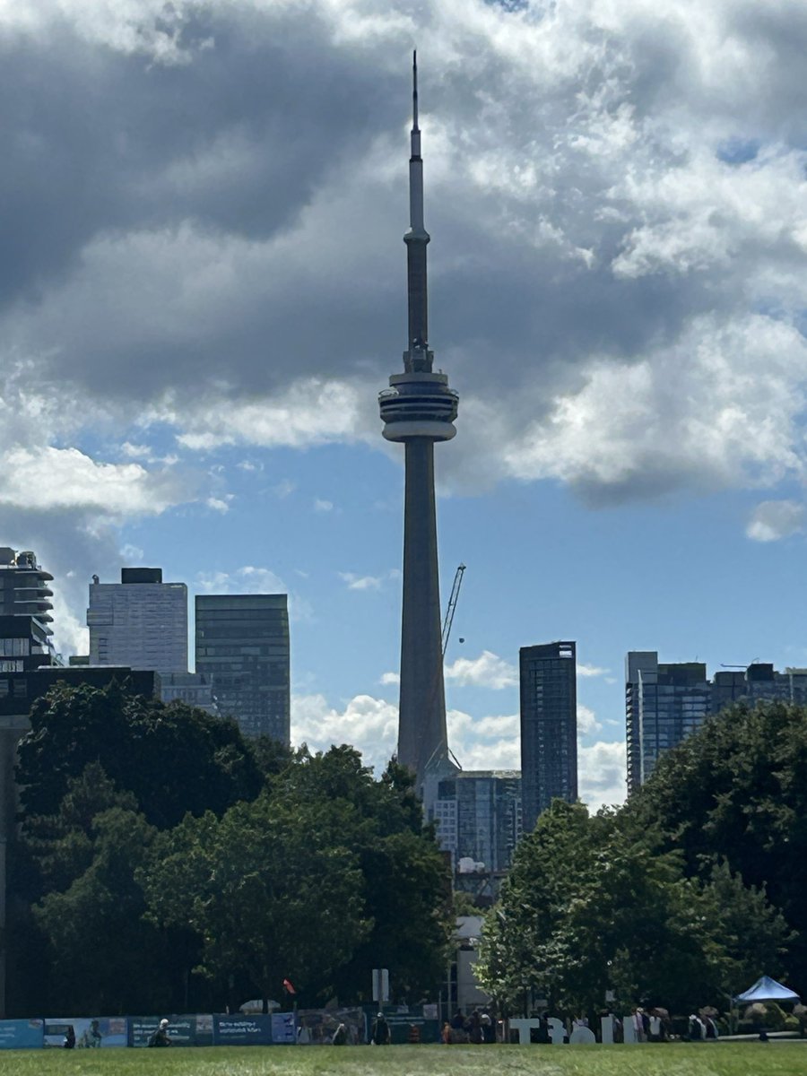 カナダ🇨🇦トロントのランドマークはCNタワー🗼
大抵街のどこからでも見えるから迷子にならない😅　安心！