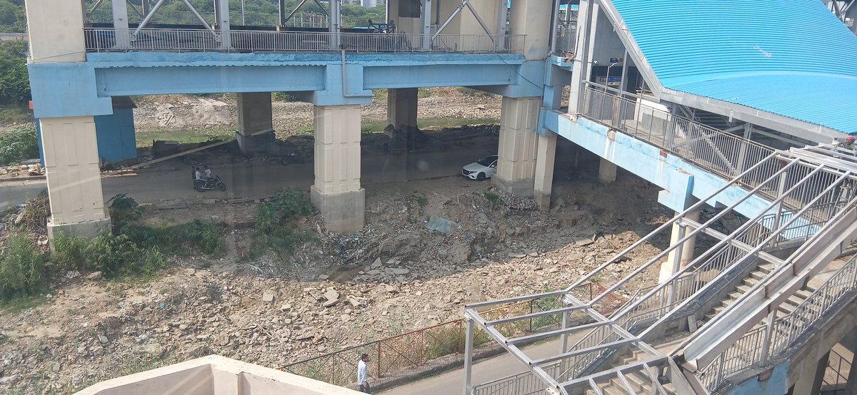 ABHI10777's tweet image. @pwddelhi @MCD_Delhi @p_sahibsingh @mssirsa 
@PIB_India Pls refer earlier post wherein #Dredging was advised so water can flow at ease. (One can see the &apos;NEED&apos; now that it is empty) Lets make this area a World class #TransitHub
@toi @htcity @moefcc @PMOIndia