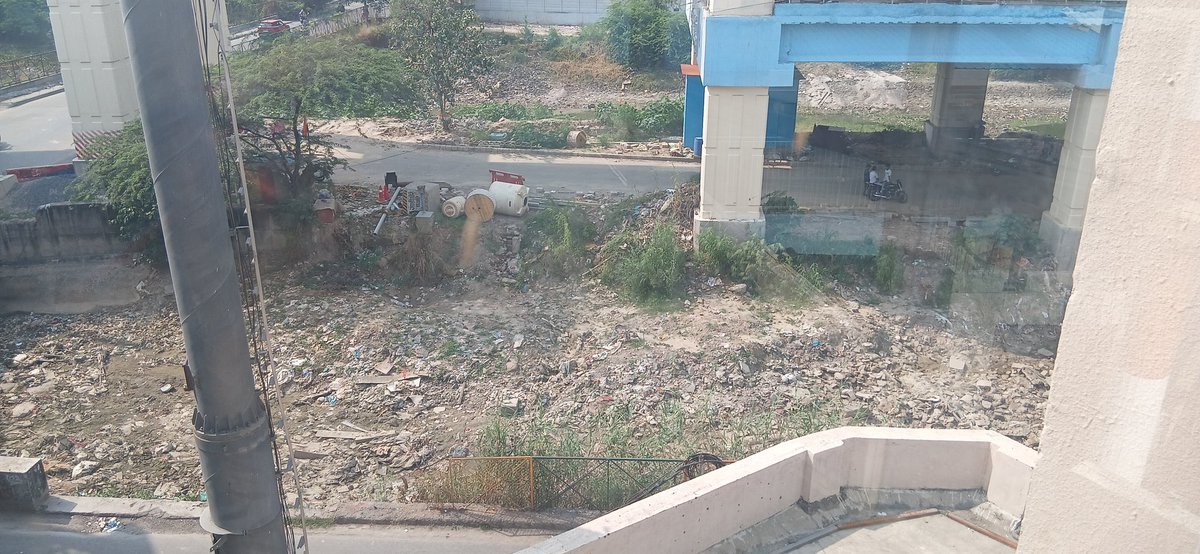 ABHI10777's tweet image. @pwddelhi @MCD_Delhi @p_sahibsingh @mssirsa 
@PIB_India Pls refer earlier post wherein #Dredging was advised so water can flow at ease. (One can see the &apos;NEED&apos; now that it is empty) Lets make this area a World class #TransitHub
@toi @htcity @moefcc @PMOIndia