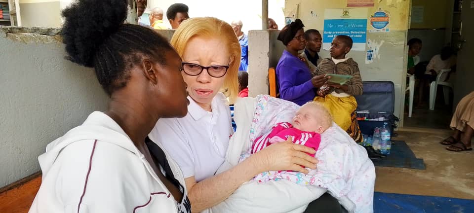 albinismumbrell's tweet image. Smiles all around after identifying our own. This is what inclusive healthcare looks like in action.
#inclusionmatters