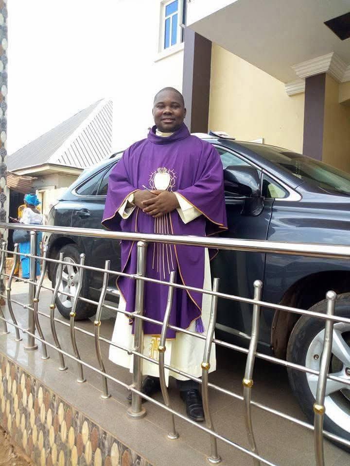 Sad news! 😢
A young Catholic Priest from Nsukka Diocese, Nigeria was shot dead yesterday by kidnappers. Rev. Fr. Matthew Eya was shot dead yesterday, 19 September 2025 along Eha-Alumona - Eha-Ndiagu road, Enugu State Nigeria. May he rest in peace #CatholicTwitter
