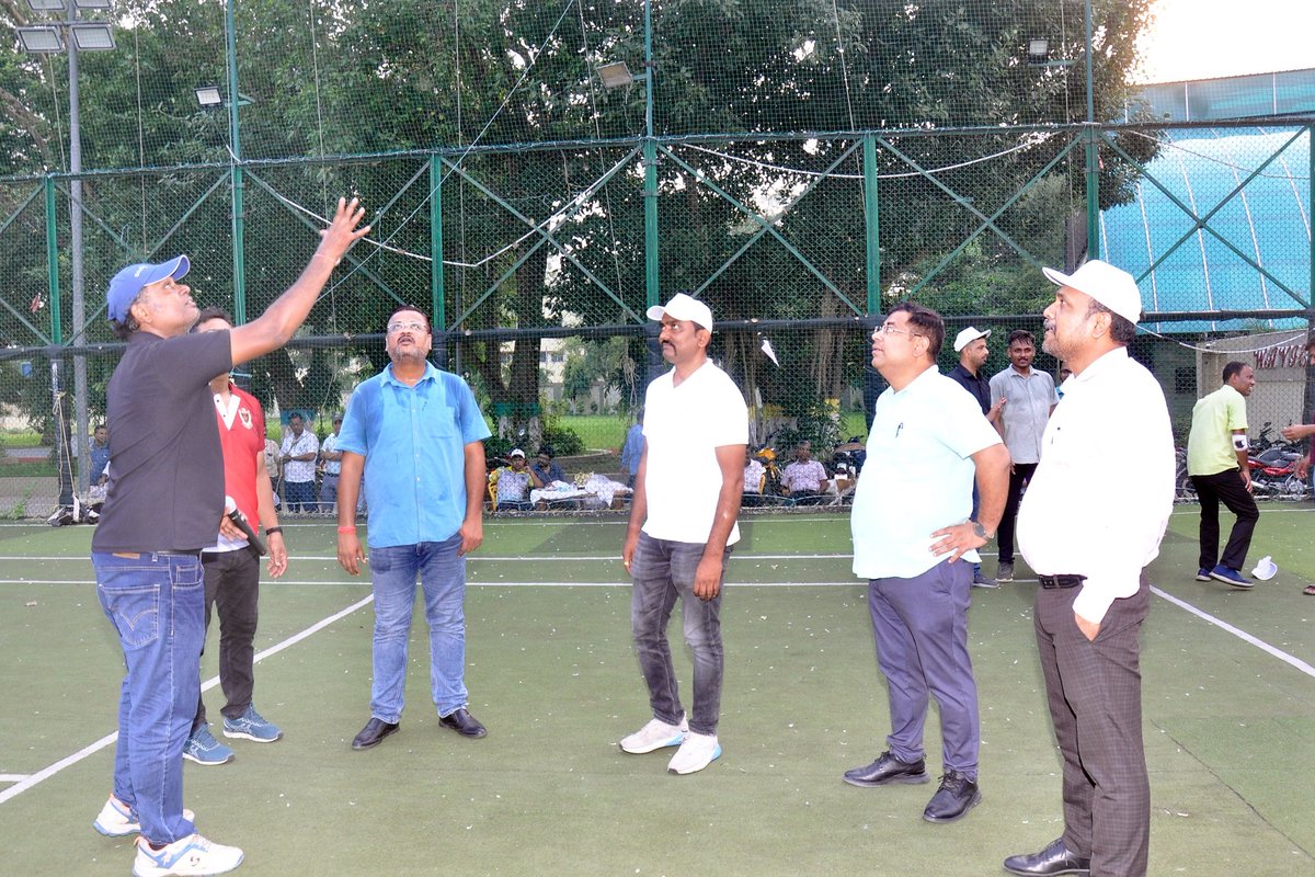 drmhowrah's tweet photo. 🌿🚆 Swachhta Hi Seva 2025 | Swachhotsav 🚆🌿

On 20th September, 2025, as part of the ongoing Swachhta Hi Seva 2025 campaign under the theme Swachhotsav, Howrah Division, Eastern Railway organised an Inter-Departmental Box-Cricket Tournament at Howrah Sports Complex.

The tournament witnessed enthusiastic participation of officers and officials across departments, who came together not just to play cricket but to celebrate the values of teamwork, unity and commitment. 🏏✨

The joy, energy, and camaraderie on the field reflected the spirit of Swachhotsav—spreading the message that just like sports, cleanliness too requires teamwork, dedication, and active participation from everyone.

Howrah Division continues its journey of combining awareness with collective action, strengthening the vision of Swachh Rail, Swachh Bharat. 💚

#SHS2025 #SwacchtaHiSeva2025 #Swacchotsav #SwacchtaPledge #EasternRailway #HowrahDivision #SwachhRailSwachhBharat
#Box_cricket

@SwachhBharatGov @SwachhBharat @MoHUA_India
@MoJSDDWS @EasternRailway @RailMinIndia