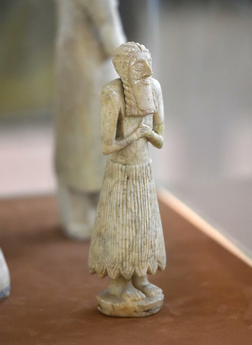 This is a votive statuette of a Sumerian male worshipper from the square temple of Abu in Tell Asmar (ancient Eshnunna, Mesopotamia, Iraq), III early Dynastic period, 2600-2400 BC.