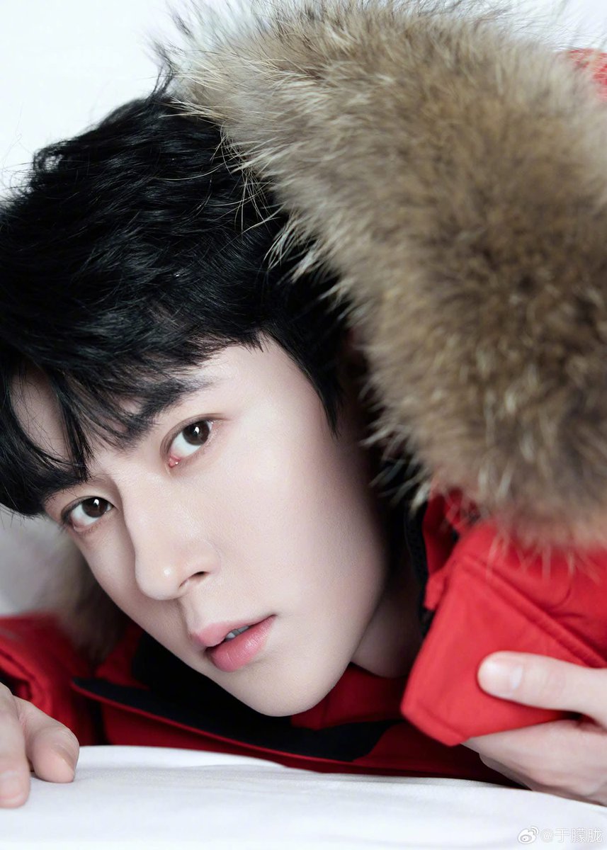 moon_ki95's tweet photo. [*]🍉 ARTISTS ARE UNDER IMPLICT RULES

1. #YuMenglong was once associated with Huayi Brothers, a company founded and run by two brothers. In the past, there were shocking incidents involving artists: one was found to have fallen from a high-rise under sensitive circumstances, and another tragically lost their life after being subjected to collective abuse. 

"The artists under this company are all well-known figures from blockbuster productions, celebrated for many years. Some of them hold key positions, and even a single actor among them already carries significant influence in society not to mention the powerful forces backing them."

2. "A rookie actor once jumped out of a moving car and was injured. At that time, he was also under the management of #YuMenglong's company. There were rumors that he was being taken to be offered to powerful figures, so he jumped out of the car to escape. Afterwards, his career was put on hold for nearly three years before he eventually left the company."

🙏‼️List of artists (probably under control)

1. First of all, let's talk about singer Benxi (who used to appear on the list of the community to denounce in the case of the late actor #QiaoRenliang . She was present on the day he was murdered.

"It's also said that singer Ben Xi, rumored to be among the guests but later disappeared, released a song in 2016 called Pink Gun. Its opening lyrics were: "It's a trap",  "If you don’t run now, it'll be too late", "At the moment the clock points to 12". This echoed the rumor that the girl passed at midnight, the moment when Qiao stepped into the trap and tragedy began."

"Online rumors said that a photo of the accident room leaked very early on (I've never seen it, and it can't be verified now). It was described as a very strange room, all pink, like a bathroom with a bathtub. The photo can't be found anymore, so it remains doubtful, and is tentatively referred to as "the first scene".

*"Pink Gun" : released on October 28, 2016, is strongly influenced by the post-metal (post-black metal) genre, expressed through the use of powerful images and dark sounds. The lyrics describe a little girl with a cat and a pink gun, fighting dark forces in a mysterious world. The song combines the mysterious element and the feeling of liberation, reflecting the inner struggle and desire for freedom.

Benxi: June 1994. In 2011, she began to enter the music industry. On December 24, 2016, she committed suicide by jumping from a building. Some Chinese media reported that Benxi died of depression in Beijing.
🙂🙂🙂🙂🙂

Oh my god, does it look like Yu Menglong???????

🍉Benxin was present on the day of QiaoRenliang's death.

Qiao Renliang : September 16, 2016

Benxi : December 24, 2016

Those involved in Huayi Brothers company, there are many scandals of the company such as love-resources, harass, forced to do things that artists don't want,...

2. List of artists‼️

•Angelababy
•Benxi
•Chen Chusheng
•Fei (singer)
•Feng Shaofeng
•Fu Xinbo
•He Zhuoyan
•J.He
•Jane Zhang
•Jing Boran
•Kay Tse
•Li Bingbing
•Li Xia
•Liu Jinshan
•Milk Coffee (KiKi & Ge Fei)
•Nana Xie
•Pace Wu
•Shang Wenjie
•Wang Yingfei
•Wang Zhuocheng
•Wen Jie (from BIUGIRLS)
•Xie Anshi (from BIUGIRLS)
•Yang Kun
•Yao Beina
•Yao Chen
•Zhao Liying
•Zheng Ruibin
•Zhou Xun
•Zhuo Yan

➕Note: Some artists have left Huayi Brothers after a period of collaboration. For example, Zhao Liying joined the company from 2011 to 2016. In addition, some artists such as Yao Beina and Benxi have passed away.

#于朦朧墜樓事件
#YuMenglongFallingEvent
#justiceforyumenglong
#于朦胧坠楼
#YuMenglong
#于朦胧
#AlanYu
#YuMenglong #JusticeforYuMenglong #YuMenglong于朦胧 #于朦胧