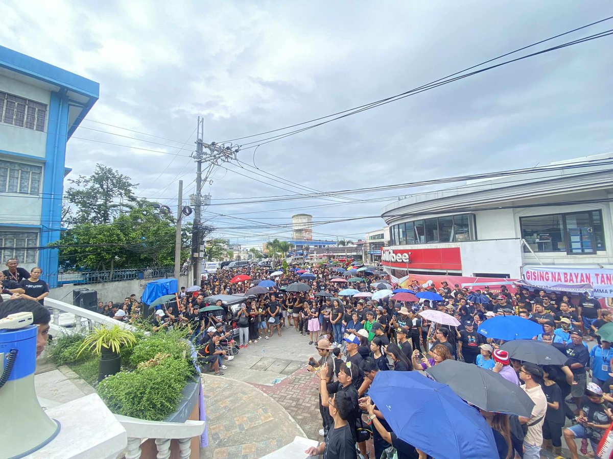 ABSCBNNews's tweet photo. Hundreds of residents, church leaders, and youth groups staged a rally and motorcade protest in Hagonoy, Bulacan, on Saturday, September 20, to express dismay over the flood control fiasco. 

The protesters marched through floodwaters with placards calling for accountability. | via @chedcgatchalian