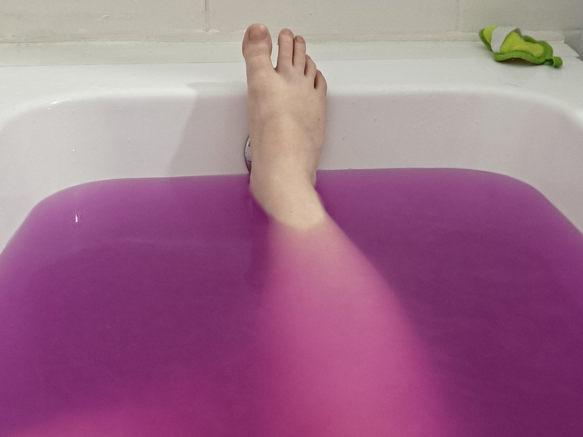 Купила фиолетовую бомбочку для ванны.
Набрала ванну, растворила, теперь сижу, как будто в ванне марганцовки.