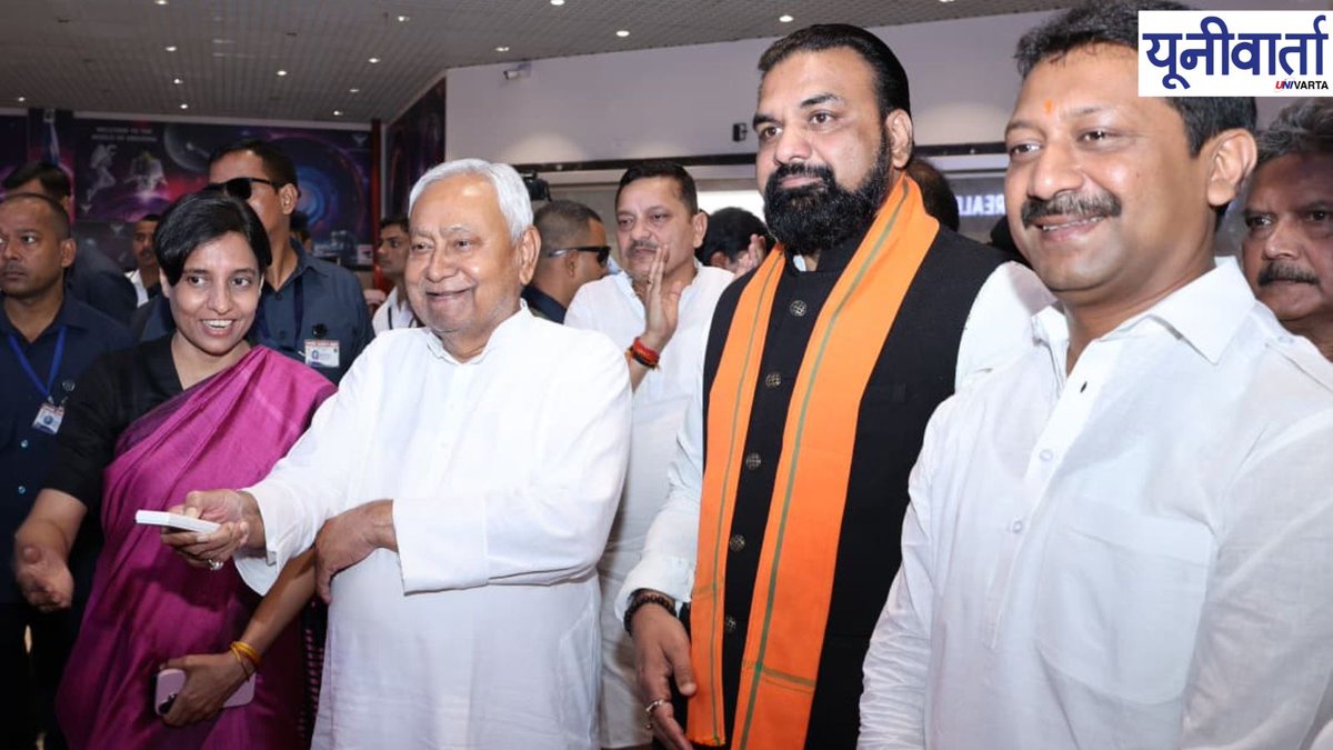 univartaindia1's tweet image. #InPhotos | मुख्यमंत्री नीतीश कुमार ने पटना के तारामंडल में वर्चुअल थिएटर का उद्घाटन किया। इस दौरान उपमुख्यमंत्री सम्राट चौधरी भी मौजूद थे।
@NitishKumar | @officecmbihar | @samrat4bjp | #NitishKumar | #SamratChoudhary | #Patna