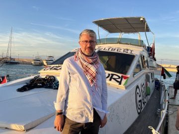 Muhammed Emin Yıldırım Hocayla Tunus’ta İslam’ın Kuzey Afrika’ya yayıldığı ilk yerde Kayrevan’da beraberdik.

Ve bu kutlu fethin sahibi Ukbe b Nafi’nin atını denizin kenarı çektiğindeki şu sözünü aktarmıştı. “Allah’ım karşıma bu uçsuz bucaksız denizi çıkarmasaydın vallahi senin