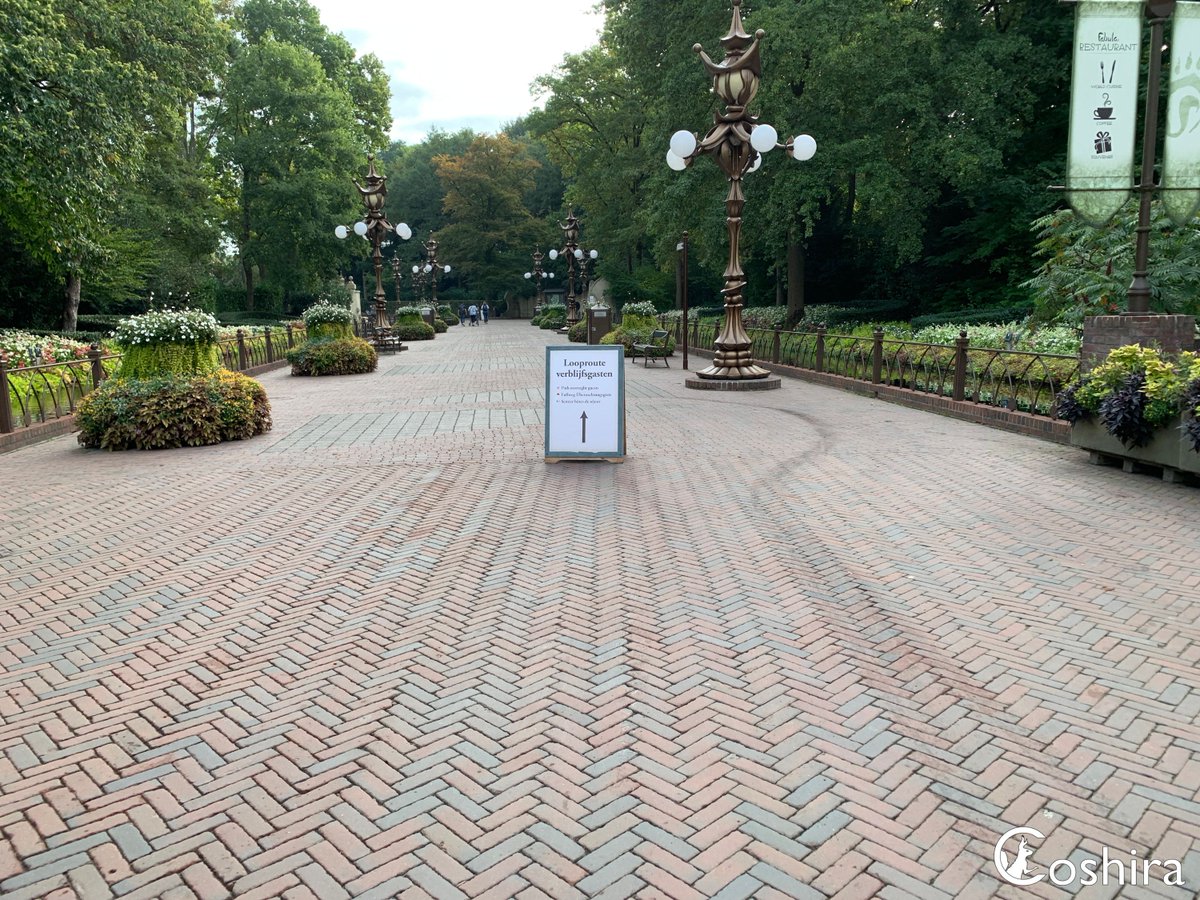 Coshira_'s tweet image. Verblijfsgasten mogen tijdelijk aan de achterkant bij Danse Macabre het park in. Niet via het oude Heksenpad, maar door de grote poort.

#Efteling #Ingang #Verblijfsgasten #DanseMacabre