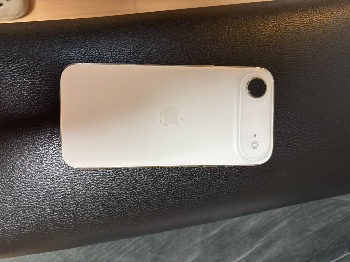 punimoe's tweet photo. iphone airのライトゴールドにしたんだが
色がどう見ても真っ白…… https://t.co/NfqsHvnqhw