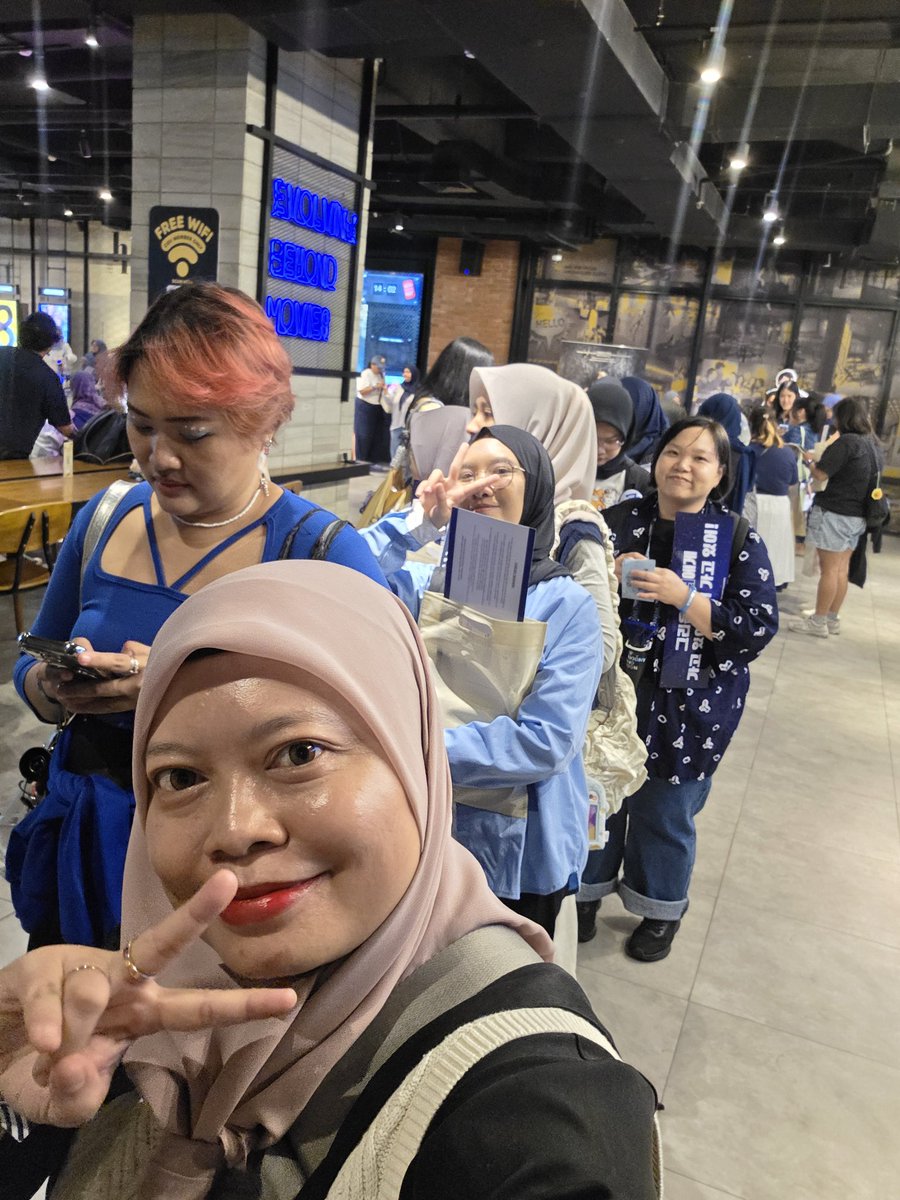 darmayanty's tweet photo. Inseonesia, let's have some fun fancon! Singing our hearts out 🎉📣🎉💙

#INNERCIRCLE
#INSEONESIA https://t.co/5yXBcrKW9F