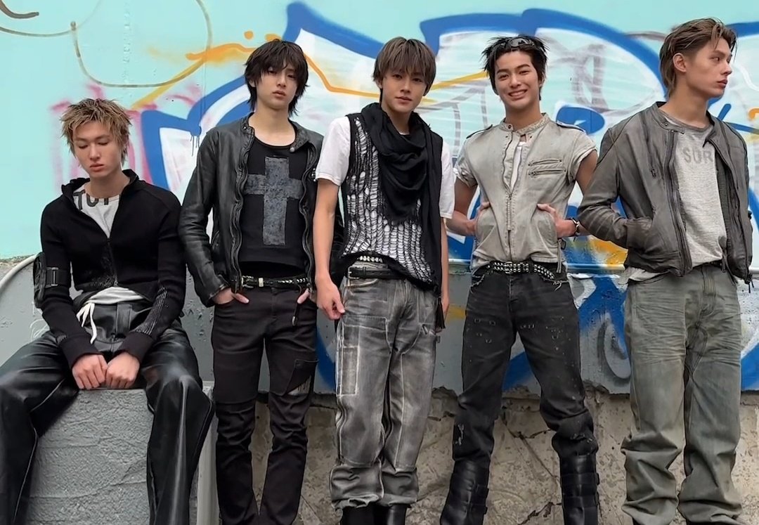 prodbykeon's tweet image. keonho’s just happy to be there 😭