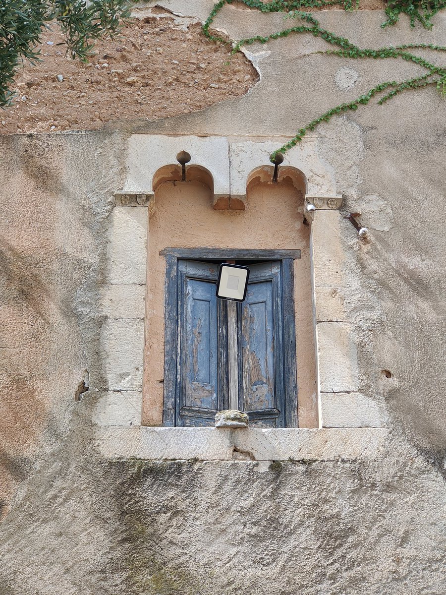 De com reduir una finestra gòtica geminada (bífora). És el que té. Més petita, més fàcil per la fusteria, encara que hagis de sacrificar el mainell.
Magnífica la tapia de la paret (a dalt). Coses del barroc...