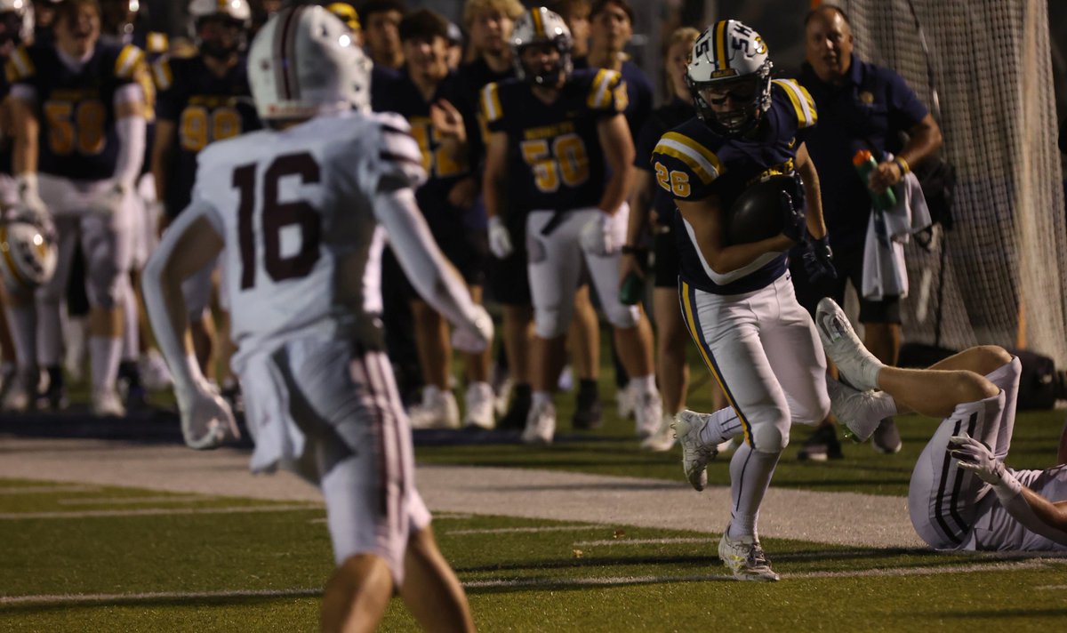 TranLongmoore's tweet image. Yards after the catch on this for Carson Cherry
Ditches some dreads on the initial conact. Bounces to the middle and just goes through the team