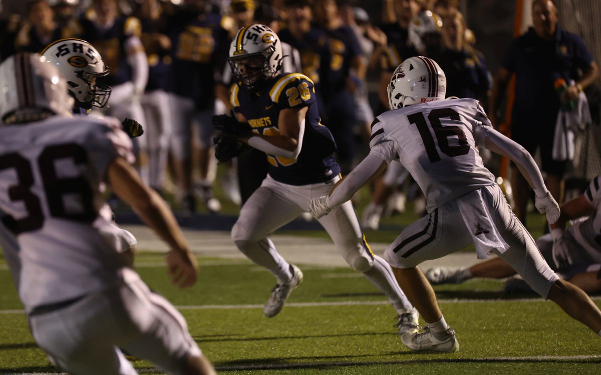 TranLongmoore's tweet image. Yards after the catch on this for Carson Cherry
Ditches some dreads on the initial conact. Bounces to the middle and just goes through the team