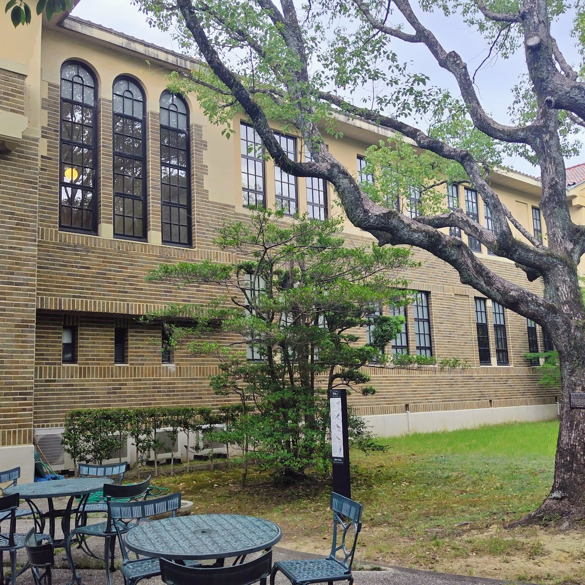 qnvy7goa0qIcPIZ's tweet image. 今日は紫外線強くなく少し涼しかった
何ヶ月振りの病院と買い物以外でのお出かけには最適な日でした

重要文化財神戸女学院のヴォーリズ建築の見学に行って来ました

緩やかだけど坂や階段が体力が落ちた身には厳しかったけれど『美しい心を育むための品格ある建築』そのものでした
#神戸女学院