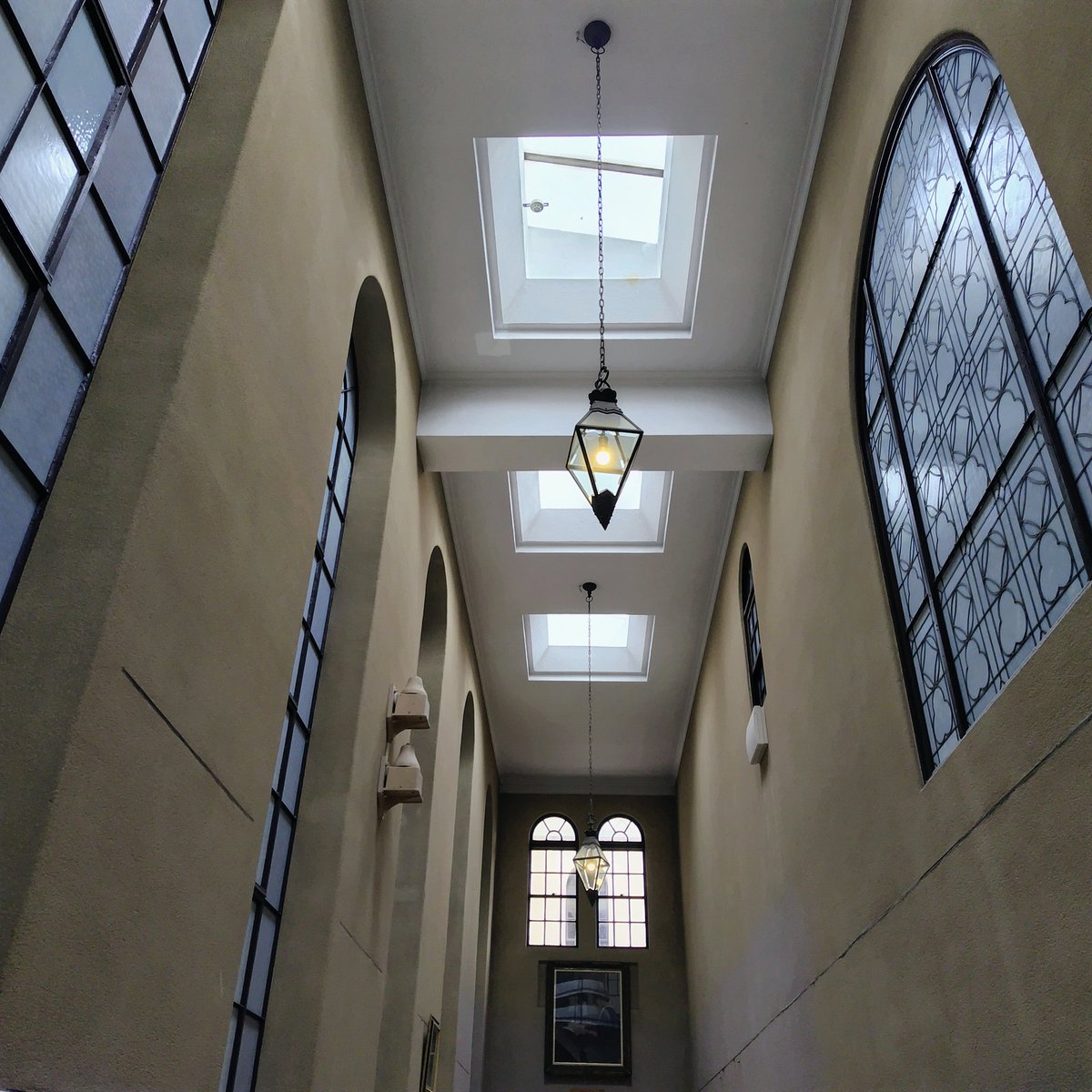 qnvy7goa0qIcPIZ's tweet image. 今日は紫外線強くなく少し涼しかった
何ヶ月振りの病院と買い物以外でのお出かけには最適な日でした

重要文化財神戸女学院のヴォーリズ建築の見学に行って来ました

緩やかだけど坂や階段が体力が落ちた身には厳しかったけれど『美しい心を育むための品格ある建築』そのものでした
#神戸女学院