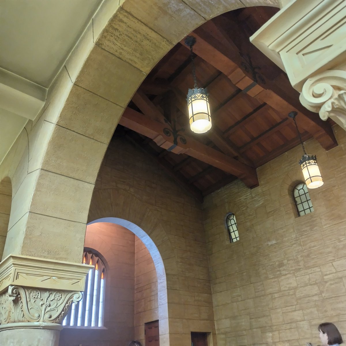 qnvy7goa0qIcPIZ's tweet image. 今日は紫外線強くなく少し涼しかった
何ヶ月振りの病院と買い物以外でのお出かけには最適な日でした

重要文化財神戸女学院のヴォーリズ建築の見学に行って来ました

緩やかだけど坂や階段が体力が落ちた身には厳しかったけれど『美しい心を育むための品格ある建築』そのものでした
#神戸女学院