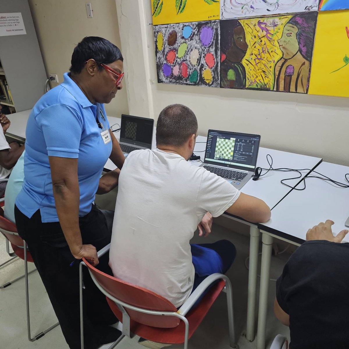 FIDESocialChess's tweet image. Aruba’s Chess for Freedom launched inside the facility—starting on laptops and boards. Participants trained concentration, discipline &amp;amp; creative problem-solving. Next up: matches with the men’s group.
Chess = rehabilitation, empowerment, unity. ♟️
#SocialChess #ChessForFreedom