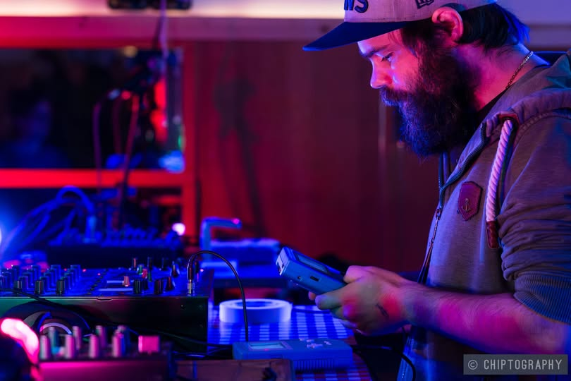 clubsyntaxerror's tweet image. It doesn&apos;t happen often, but it&apos;s happening now: a rare chance to experience BITVORTEX&apos; music live, straight from the real Game Boy hardware at our September club!

Get your tickets now:
…deo-game-special-2025.confetti.events

More about BITVORTEX:
bitvortex.bandcamp.com