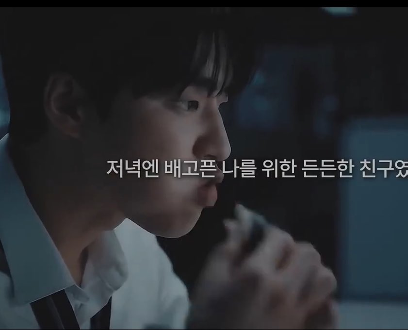 0rrisR00t's tweet photo. 김밥을 다 하나같이 베어먹고 있음. AI는 김밥 먹는 방법을 모르기 때문에. 지금 저 영상에 나오는 건 “우리”도 “한국인”도 아닌 해외 기업의 프로그램이 상상해낸 한국인 비슷한 무엇인가인거. https://t.co/gE11IeOqw8