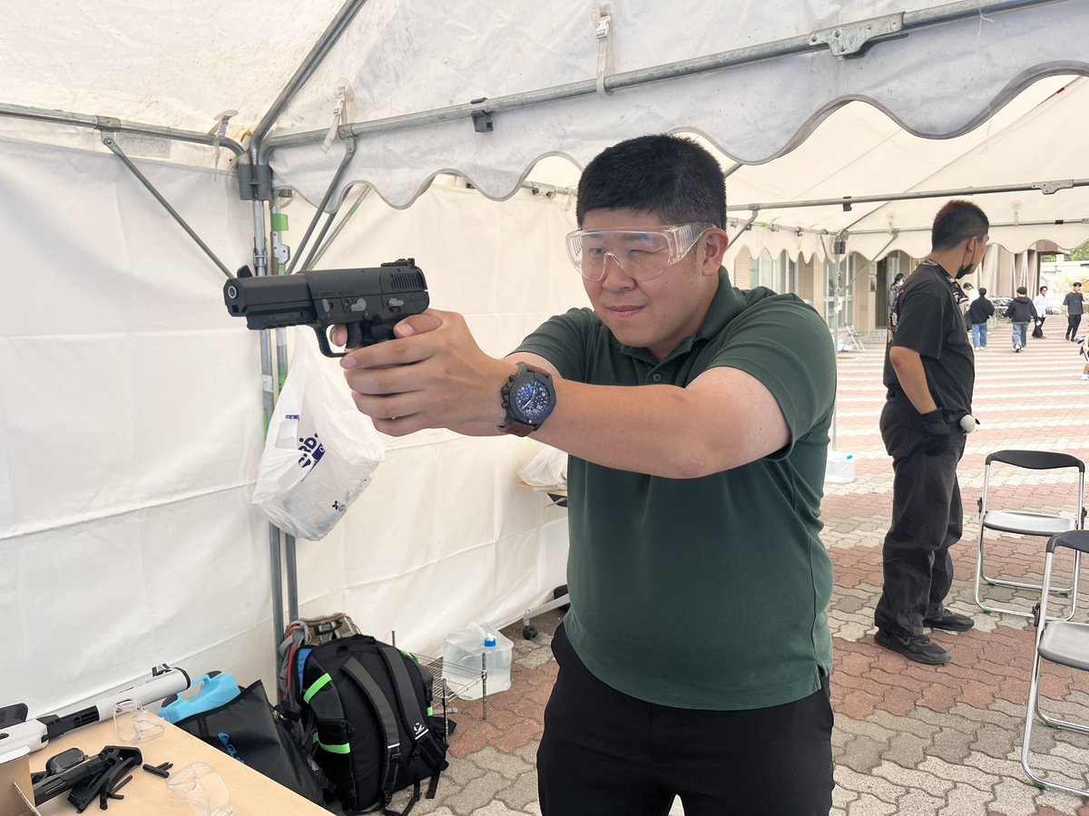 MIT_Airsoft's tweet image. OBのゴリさんも来てくれました〜！
ありがとうございます！！！

悪天候により明日はおそらく学生会館でのB2iサバゲーのみになるかもです💦