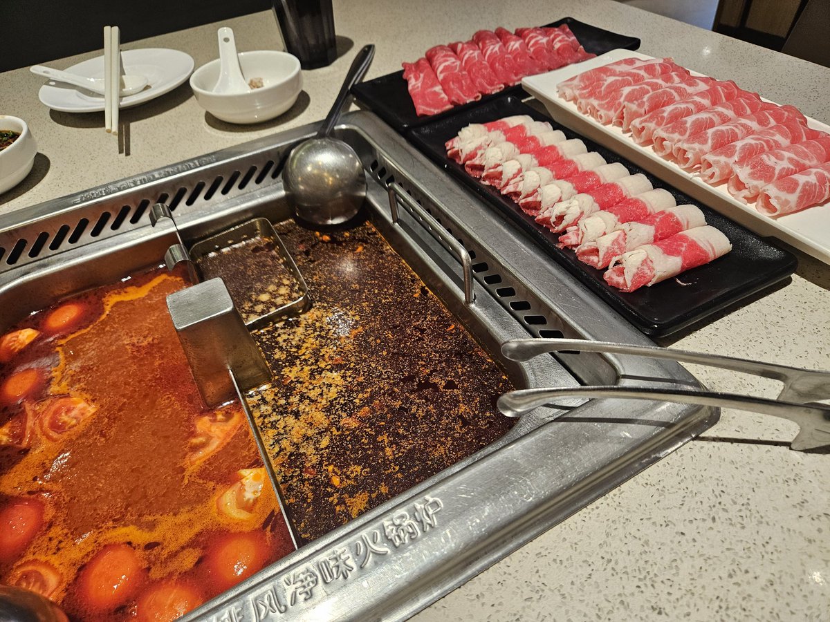 ออกไปกินข้าวกับพ่อแม่มาค่ะ วัดใจอยู่ว่าจะมีแรงไลฟ์ไหม แต่มีเกมใหม่ซื้อมาด้วย ถ้ายังไงวันนี้ไม่ไหวก็เจอกันพน.นะคะะ #กล้วยกิน